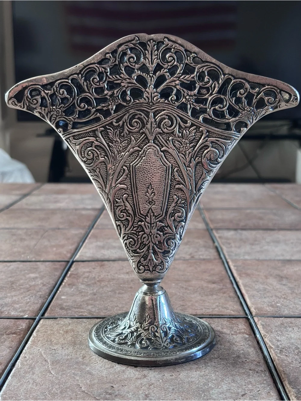 Vintage Bombay ORNATE FAN SHAPED PIERCED FILIGREE FLOWER VASE - Silver Tone